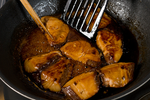 フライパンの余分な油を拭き取り、残った漬け汁を入れて弱火で煮詰め、とろみが出たら2のブリを入れて絡める。器に盛り、あれば大根おろしを添える。