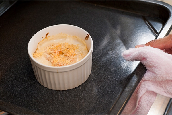 耐熱皿に油を塗り、①と②をのせる。表面に粉チーズとパン粉をのせて220度のオーブンで焦げ目をつける。