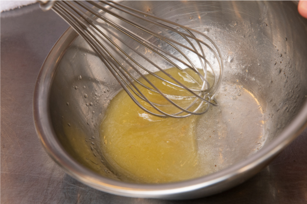 レモン果汁とオリーブオイル、塩コショウでドレッシングを作り、カットした生春巻きに添える。