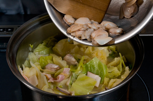 2に1のハマグリの蒸し汁とスープを数回にわけて、のばしながら少しずつ加える。1のエリンギ、キャベツを加え15分程煮て、仕上げに1のハマグリの身を加え、ひと煮立ちさせる。牛乳を加えさらにひと煮立ちさせ、塩、コショウで味を調え器に盛り、パセリを散らしクラッカーを添える。