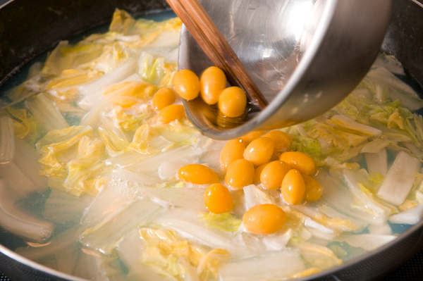 ①の蒸し汁と中華スープで、3cm幅の短冊に切った白菜を煮る。牛乳、ぎんなんを加えて塩で味をつけ、水溶き片栗粉であんを作る。