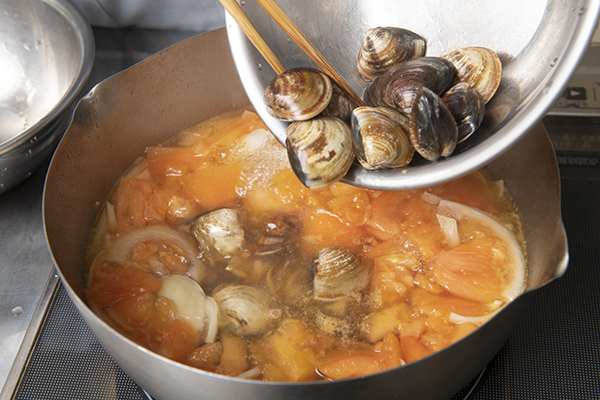 鍋にオリーブ油を熱して、スライスした玉ねぎを軽く炒める。①と水600mlにスープストックを入れたスープ、ざく切りにしたトマトを入れて、貝が開くまで煮る。途中、あくとりをする。