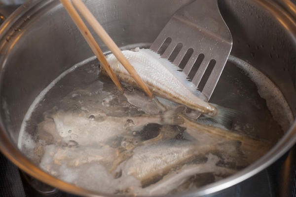 鍋に水と1%程度の塩を入れ、沸騰させたら、①のはたはたをさっとゆでる。