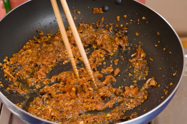 パスタが茹で上がる頃合いをみて、フライパンにオリーブオイルを入れ、ニンニク、唐辛子を加えて炒め、香りが出てきたらへしこを加え、サッと炒める。