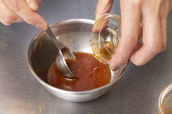 柚子果汁、しょうゆ、オリーブ油、山うにを混ぜ、ドレッシングを作る。