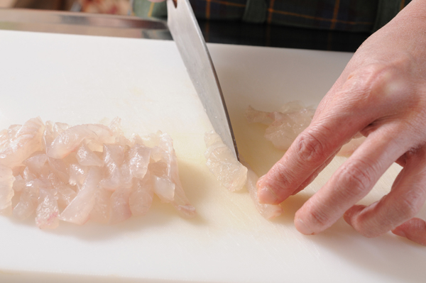 ヒラメは薄いそぎ切りから細切りにする。 貝割菜は根元を切り落として長さ1cm程度に刻む。