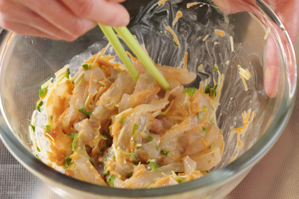 2に1のヒラメと貝割菜を加えてよく和え、めんつゆの素で味を調えて器に盛る。
