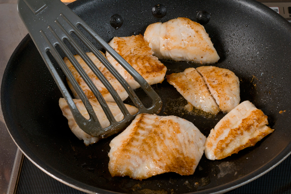 ヒラメは塩、コショウをして、フライパンで両面を焼く。