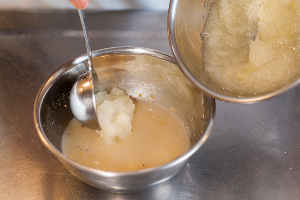 レモン汁、酢、おろした玉ねぎ、粒マスタード、塩、コショウを混ぜてドレッシングを作る。