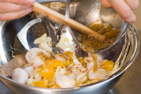 ボウルでオリーブ油、粒マスタード、ワインビネガー、はちみつ、塩を混ぜてドレッシングを作り、①と②を混ぜ合わせる。皿に水菜を盛り付け、中央にのせる。
