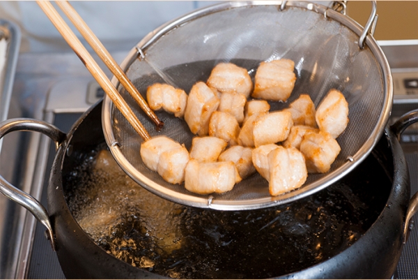 ①に片栗粉をまぶし、130℃で揚げる。油の温度を160℃に上げ、カシューナッツと1.5cm角に切ったピーマンをそれぞれ素揚げする。