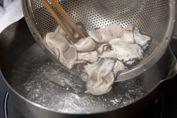 牡蠣は塩水で優しく洗い、沸騰したお湯で20秒ほどゆでる。余分な水気をとって塩コショウをし、小麦粉をまぶす。
