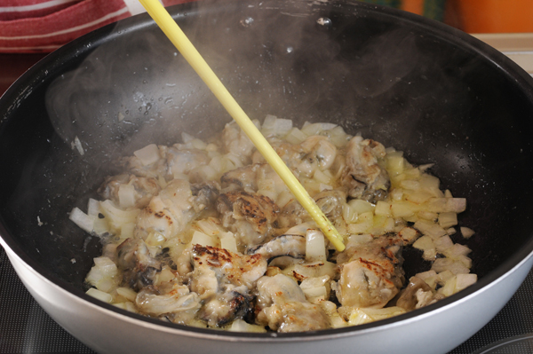 フライパンにバターを熱して1の玉ねぎを炒め、1の牡蠣を並べ入れて両面をこんがりと焼き、カレー粉を加えて炒め合わせる。