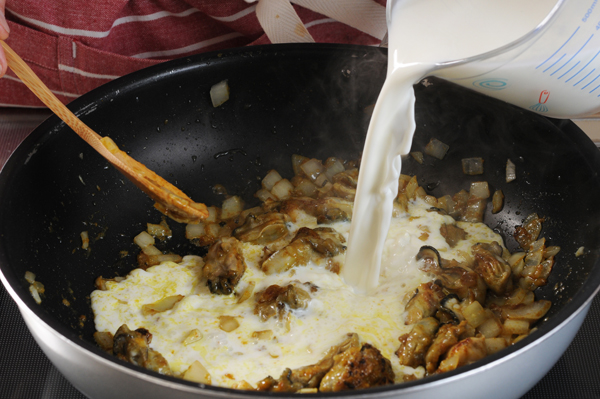 2に牛乳を加えて煮て、とろみがついてきたら塩、コショウで味を調えて器に盛り、パセリのみじん切りを散らす。
