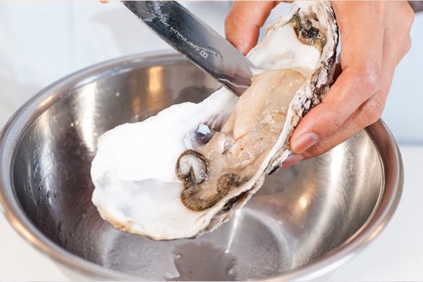 牡蠣は殻から外して塩水でそっと洗い、水気を拭く。塩、コショウをかける。