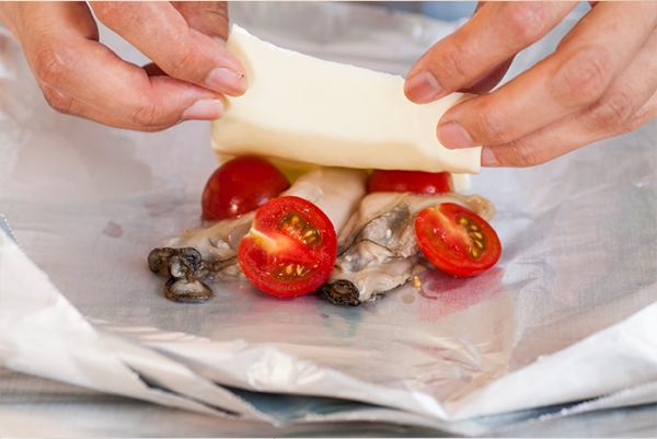 ホイルに半分に切ったプチトマトと①の牡蠣を並べ、スライスチーズをのせて閉じる。