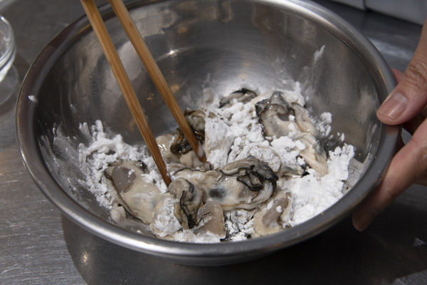 ①	牡蠣は、塩水で優しく洗い、塩コショウして、片栗粉をまぶす。
