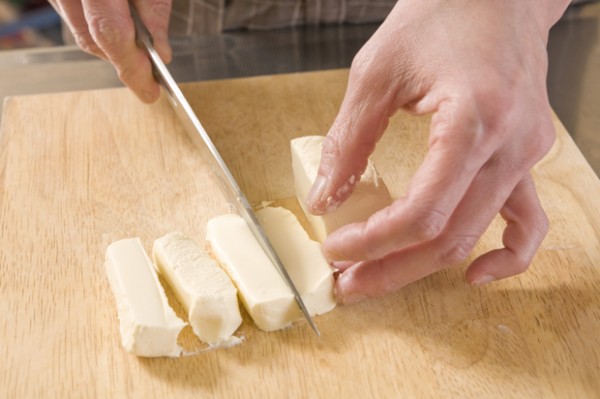クリームチーズは12等分の棒状に切り、貝割れ菜は根元を切り落とし、12等分に分ける。海苔は半分に切ってからそれぞれを6等分の帯状に切る。