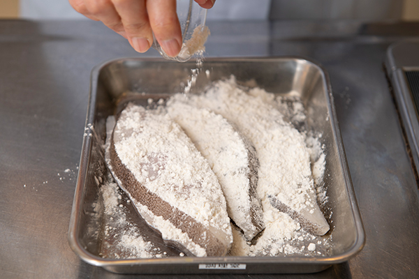 カラスガレイは解凍して、余分な水気をとってから小麦粉をまぶす。