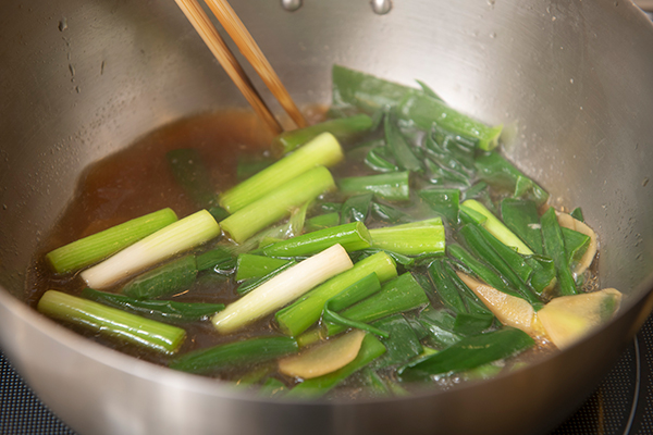 カラスガレイを皿に盛ってから、➁の鍋で青ねぎをさっと煮る。青ねぎと針しょうがを添える。