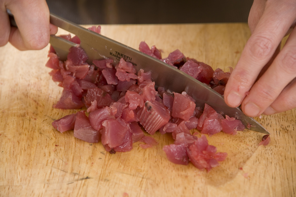 カツオ刺身と白菜キムチは粗みじん切りにしてボウルに入れる。