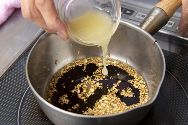 オリーブ油でみじん切りにしたにんにくを炒める。しょうゆ、かぼす汁を加えて、冷ます。