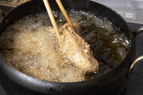 ➀に片栗粉をまぶして、170℃に熱した油で揚げる。