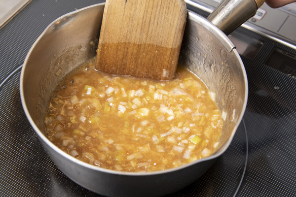ねぎ味噌ゴマソースを作る。ゴマ油でみじん切りにした白ねぎを炒め、砂糖、酒、味噌を練り合わせる。すりゴマを混ぜ合わせて出来上がり。➁に添える。