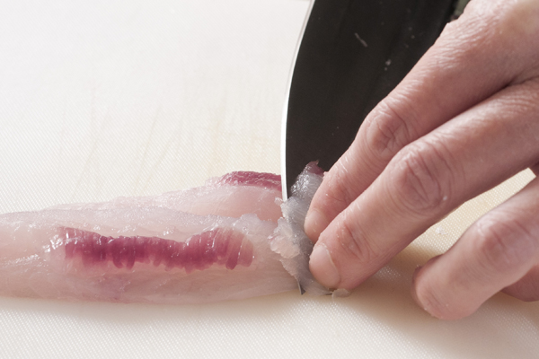 かわはぎは刺身用におろし、出来るだけ薄く切る。 肝も薄切りにして身と合わせ、軽く塩、コショウで下味を付ける。