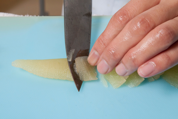 塩抜きした数の子の薄皮を手でこすり取るようにして取り除き、1本を4切れぐらいの削ぎ切りにする。