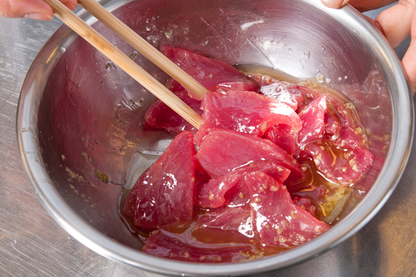 泡だて器などでゆっくり混ぜながら、Ａの柚子こしょうにオリーブ油を加える。①のキハダマグロを漬ける。