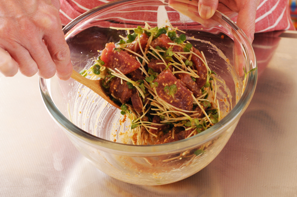 2に1のキハダマグロと貝割れ菜を加えてよく混ぜ合わせ、器に盛る。