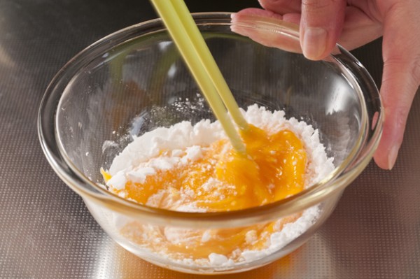 ボウルで卵黄と片栗粉をよく混ぜ合わせる。