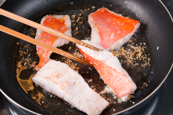 フライパンにオリーブオイルを熱し、みじん切りにしたにんにくを炒める。金目鯛の両面を色が変わるまで焼き、取り出しておく。あさりは砂出ししておく。
