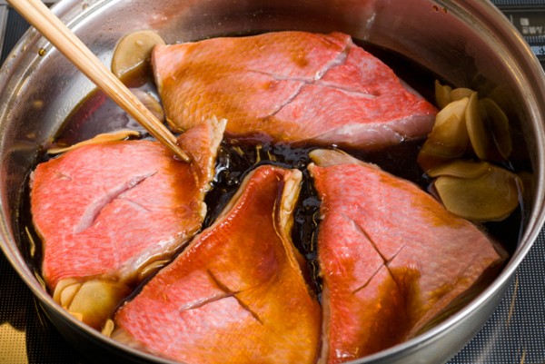 鍋にAの調味料と薄切りにしたショウガを入れて火にかけ、沸騰したら1の金目鯛を入れる。