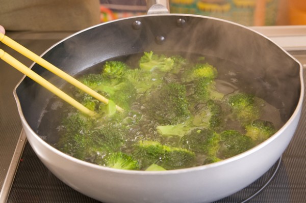 ブロッコリーは小房に分け、塩適宜を加えた熱湯で茹でてよく水気を切る。