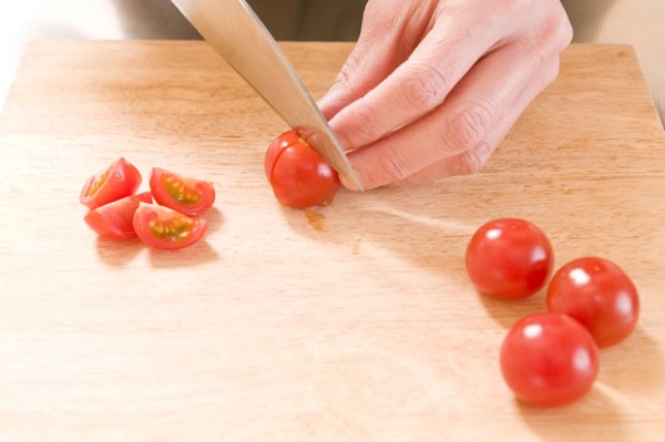 ミニトマトはヘタを取り除いて縦4つ割にする。