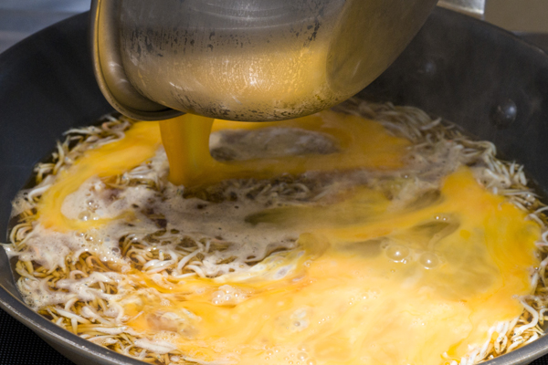 2に、軽くかき混ぜた卵をまわし入れ、火を止める直前に青ネギをちらす。