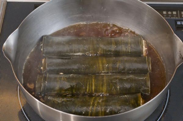 昆布の戻し汁にBの調味料を入れ、15分ほど煮る。しょうゆを加えてさらに15分煮る。冷めてから、タコ糸をはずし、切り分ける。