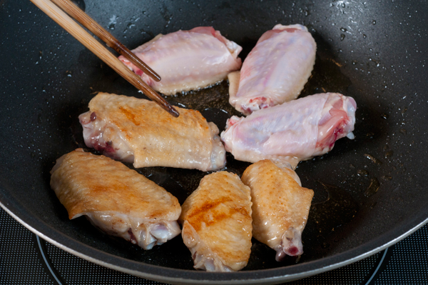フライパンにごま油を熱し、鶏手羽を入れ表面に焼き目が付くまで焼く。