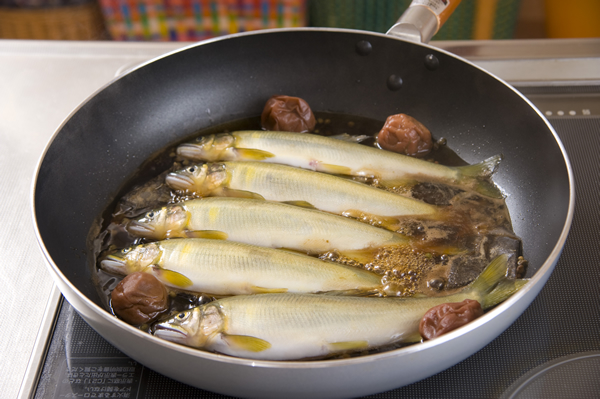 フライパンにAとほうじ茶、梅干し、実山椒の佃煮を入れて沸かし、昆布茶で味を整えて1の鮎を並べ入れる。