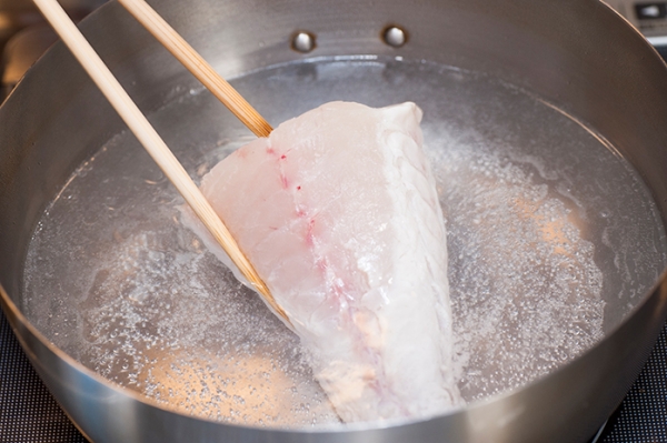 真鯛の切り身を熱湯に入れて、7分ゆでる。