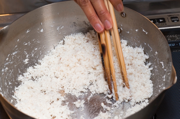 ①の皮と骨をとり、ほぐしてから、鍋に入れる。塩、砂糖を入れ、弱火で水気を乾燥させるようにかき混ぜる。ばらばらになるまで加熱する。