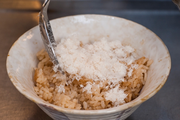 米は、炊く直前に調味料を入れる。炊き上がったごはんに②と紅ショウガを盛る。