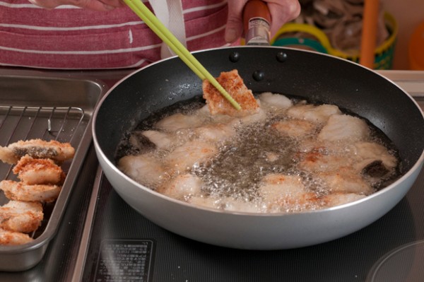 揚げ油を熱して2を一切れづつ入れてカラッと揚げる。油をよく切って器に盛り、レモンともみじおろしを添える。