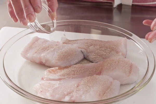 真鱈は両面に塩、コショウを振って下味を付ける。