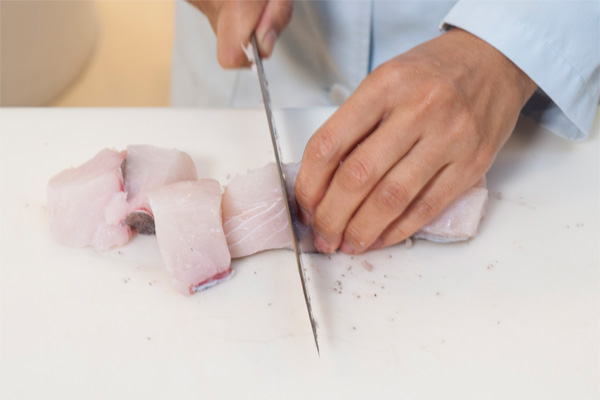 真鱈は一口大に切って、塩、酒をふって10分ほどおく。余分な水分を洗い流し、水分をふき取る。