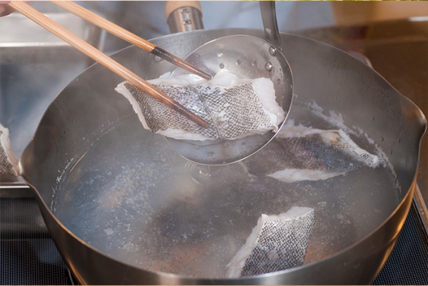 真鱈は強めの塩をして、10分ほど置く。沸騰したお湯にさっと通す。