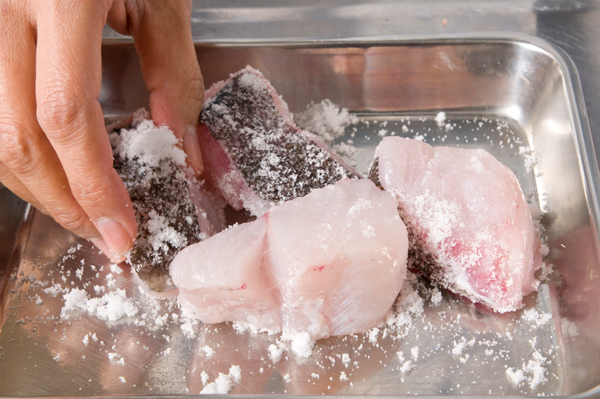 真鱈に砂糖、塩をまぶして10分ほど置いた後、軽く洗ってこしょうをふる。