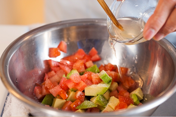 アボカド、トマトは角切りにし、塩とレモン汁で味をつける。